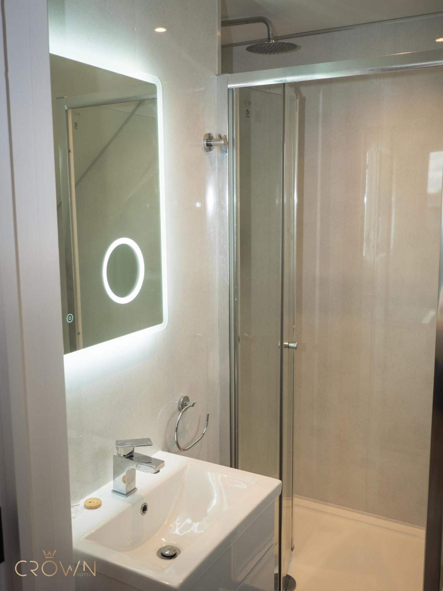 Crown Hotel *