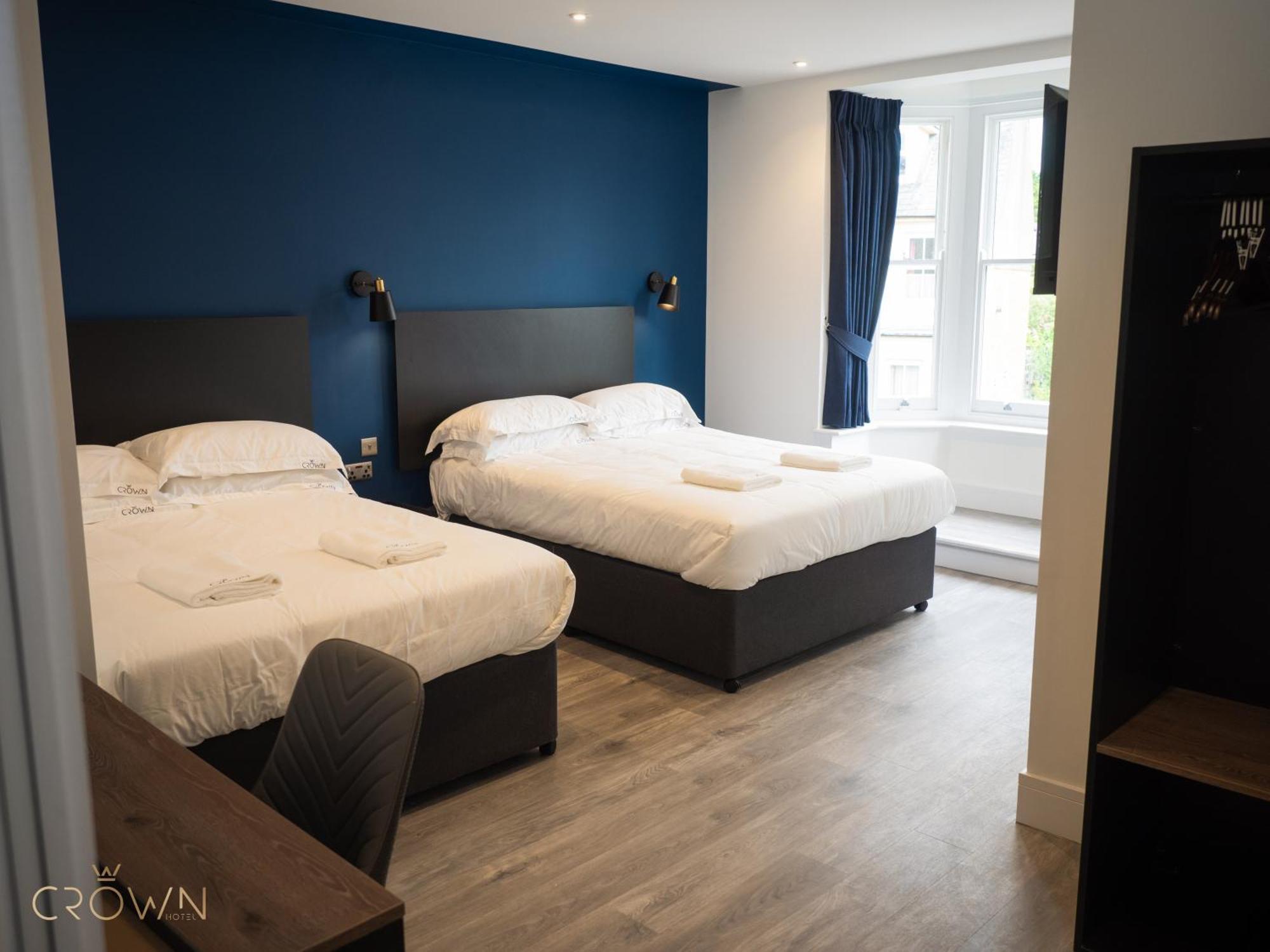 Crown Hotel *